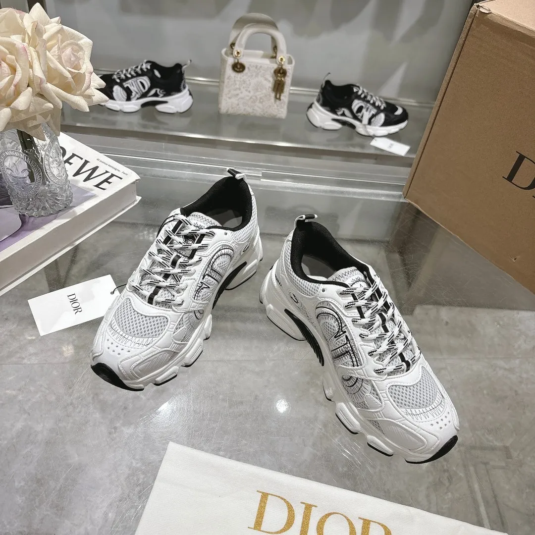 👟👟Ex-factory price 560👟👟 This Dior Chrono sneaker is a new product of the 2024 autumn ready-to-wear series, reinterpreting running shoes with Dior's high-end style. White mesh fabric is paired with nude and silver-toned laminated leather-effect panels, as well as CD logos on the sides, a star patch on the tongue and a Dior logo on the heel. Featuring tri-color laces, a lightweight sole and star embellishments for a casual look all year round. ✅Size: 35-40 ✅Packaging: With counter packaging and Dior outer box